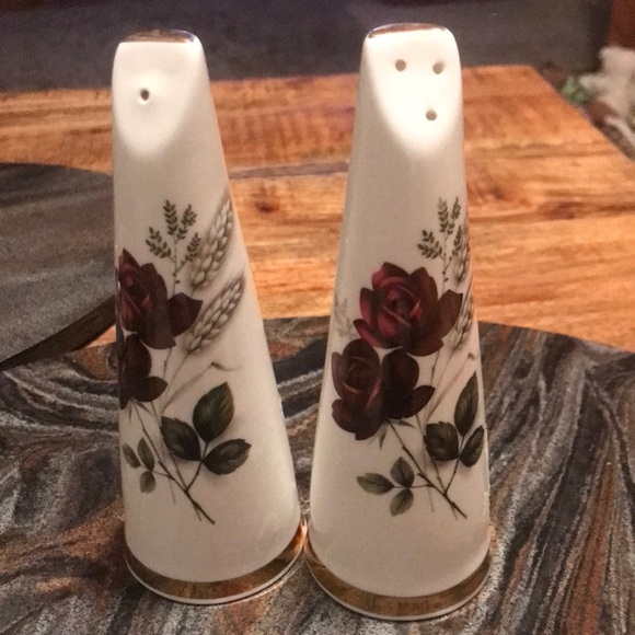 Sandford fine bone china salt & Pepper shaker made in England. Sell as a pair. - Picture 1 of 7